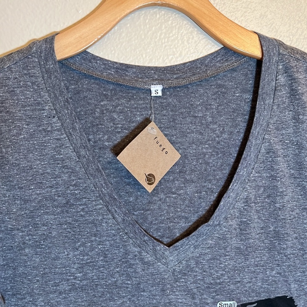 NWT Fuego Grey Owl Short Sleeve V-Neck Shirt - Picture 2 of 9